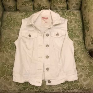 White jeans vest